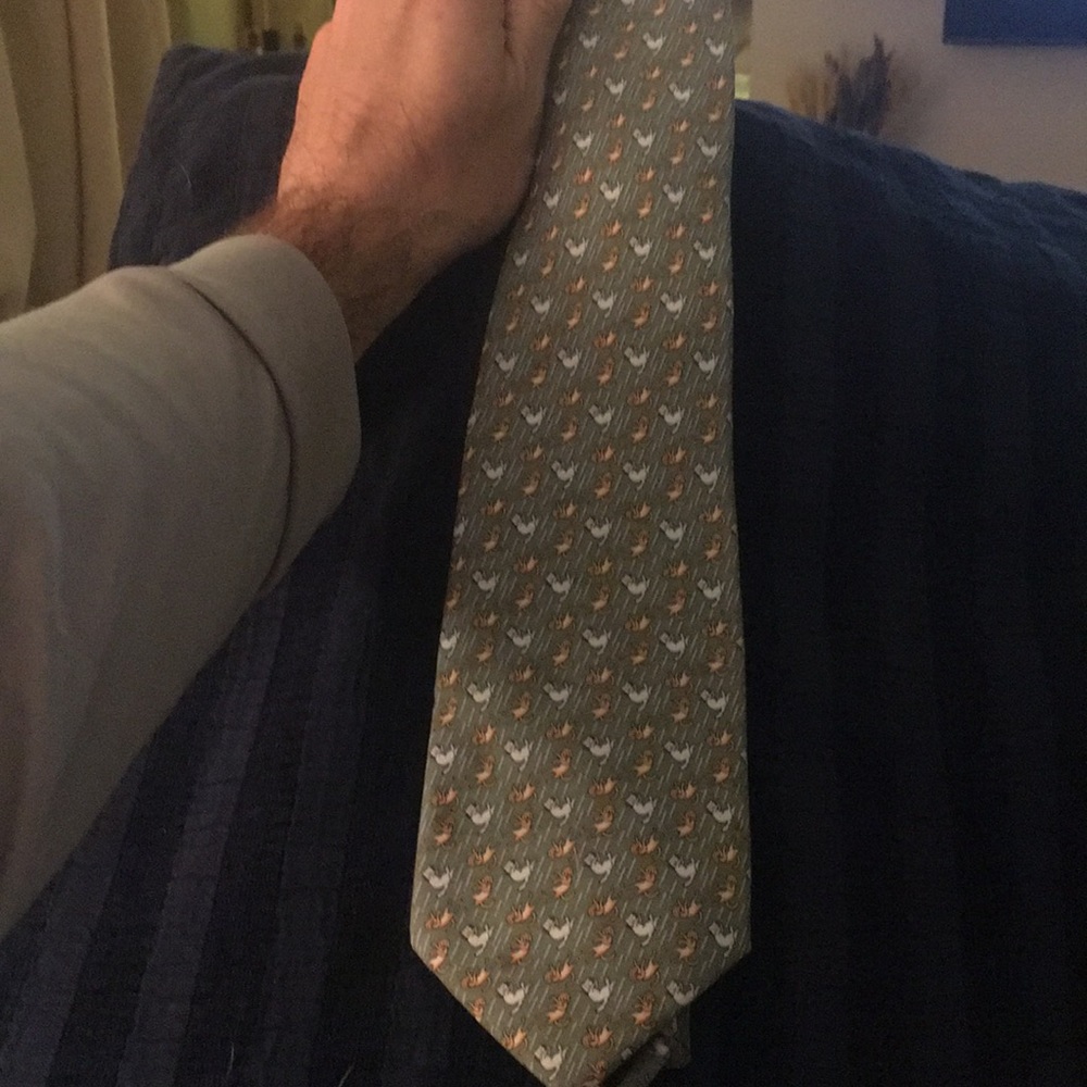 Green Vineyard Vines raining cats and Dogs Tie